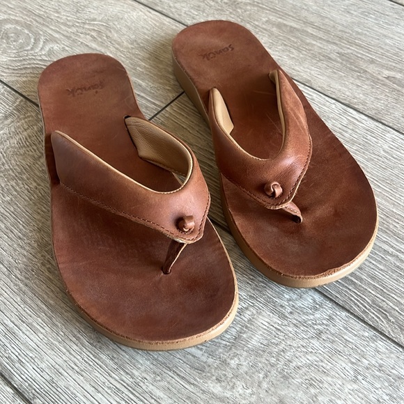 Ladies Sanuk leather sandals - Picture 2 of 6